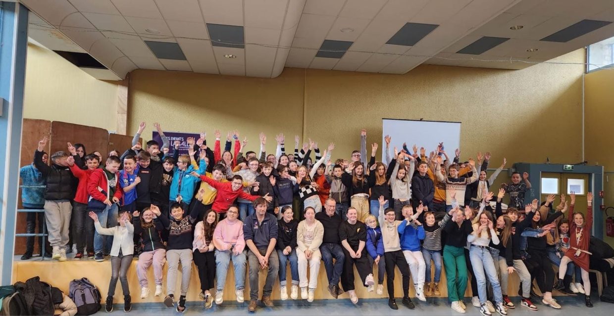 Les élèves de CM2 et de 6e du collège Sainte Marie heureux de remettre un chèque à l'association Les Enfants de la Balle