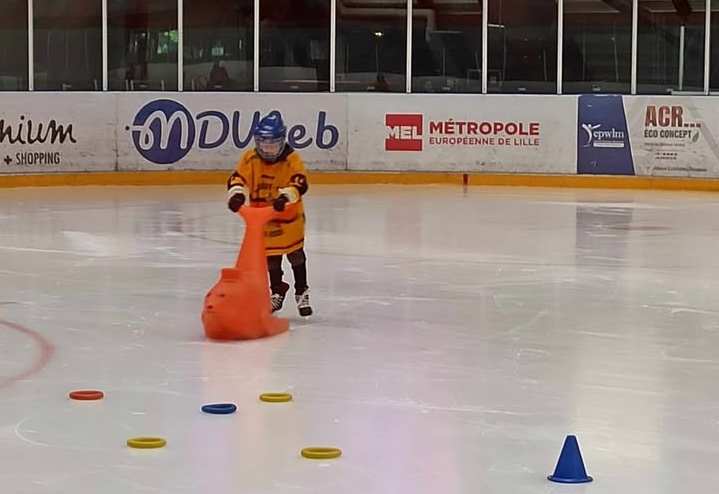 Un enfant fait du patin sur glace