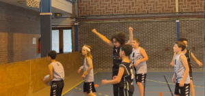 Un enfant inclu saute de joie après avoir marqué un panier de basket